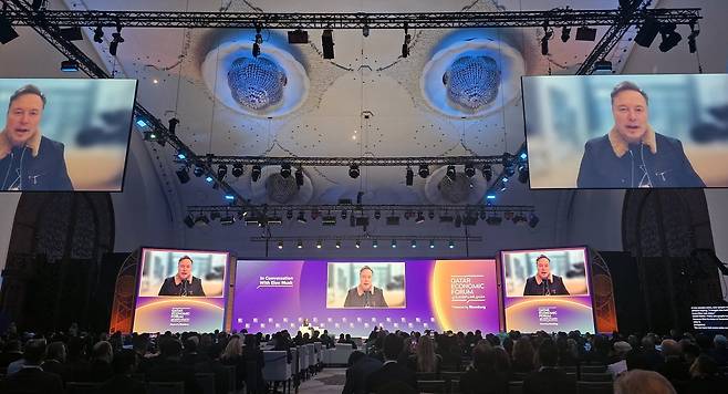 일론 머스크 (도하=연합뉴스) 김동호 특파원 = 일론 머스크 테슬라 CEO가 20일(현지시간) 카타르경제포럼 화상 대담에 참여했다. 2025.5.20 photo@yan.co.kr