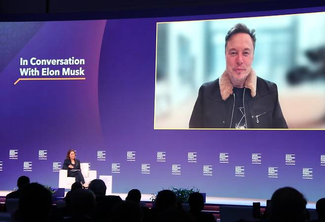 일론 머스크 (도하=연합뉴스) 김동호 특파원 = 일론 머스크 테슬라 CEO가 20일(현지시간) 카타르경제포럼 화상 대담에 참여해 블룸버그 방송의 미샬 후세인과 문답 중이다. 2025.5.20 photo@yan.co.kr