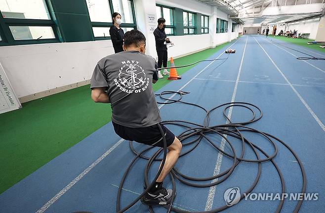'시민은 내가 지킨다'…대구시 재난안전기동대 채용 체력검정 (대구=연합뉴스) 윤관식 기자 = 20일 대구스타디움에서 열린 대구시 재난안전기동대 채용 체력 검정에서 한 응시자가 20kg 호스 끌어당기기를 하고 있다.
    대구시 재난안전기동대는 전국 지자체 최초로 창설되는 재난 초기 대응 전담 조직으로 최종 15인이 선발된다. 2025.5.20 psik@yna.co.kr