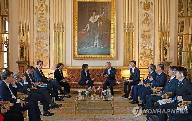 유인촌 장관, 프랑스 문화부 장관 면담 (서울=연합뉴스) 유인촌 문화체육관광부 장관이 20일(현지시간) 프랑스 파리 문화부 청사에서 '한·프 수교 140주년 문화협력의향서' 체결에 앞서 라시다 다티 프랑스 문화부 장관과 면담하고 있다. 2025.5.21 [문화체육관광부 제공. 재판매 및 DB 금지] photo@yna.co.kr