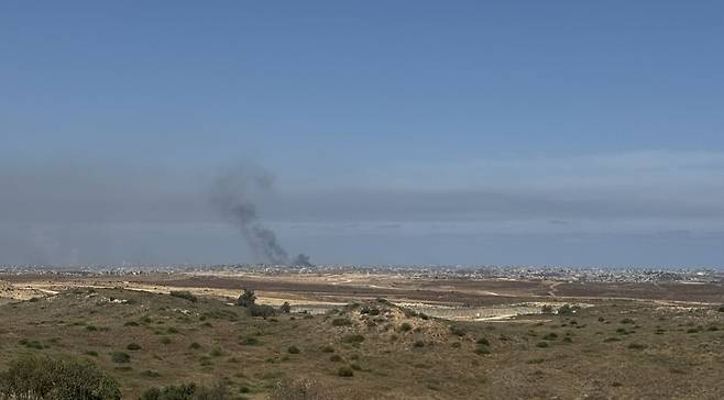 이스라엘에서 바라본 가자지구 모습 (스데로트=연합뉴스) 임지우 기자 = 20일(현지시간) 이스라엘 스데로트에서 내려다 본 가자지구 모습. 공습으로 검은 연기가 피어오르고 있다. 2025.05.21