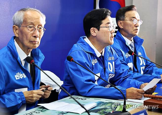 발언하는 박찬대 상임총괄선대위원장 (서울=연합뉴스) 윤동진 기자 = 더불어민주당 상임총괄선대위원장인 박찬대 대표 직무대행 겸 원내대표가 21일 서울 여의도 당사에서 열린 중앙선거대책위원회의에서 발언하고 있다. 2025.5.21 mon@yna.co.kr