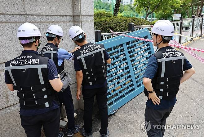 청주 고교서 70대 경비원 철문 깔려 숨져…노동부 조사 (청주=연합뉴스) 이성민 기자 = 고용노동부 직원들이 24일 오전 청주 서원구의 한 고등학교 정문에 경비원이 깔려 숨진 사고와 관련해 현장 조사를 실시하고 있다. 2024.6.24 chase_arete@yna.co.kr