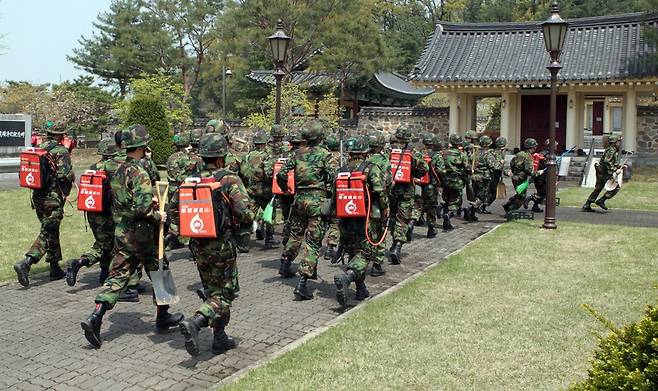 화재 진압 출동하는 장병들 (충주=연합뉴스) 노승혁 기자 = '2011 재난대응 안전한국 훈련'의 하나로 3일 충북 충주시 단월동 충렬사에서 열린 목조 문화재 지키기 훈련에 참가한 장병들이 산불을 진압하기 위해 출동하고 있다. 2011.5.3 nsh@yna.co.kr