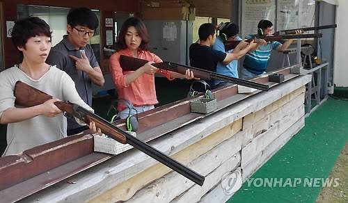 창원국제사격장 클레이 사격 체험 [연합뉴스 자료사진]