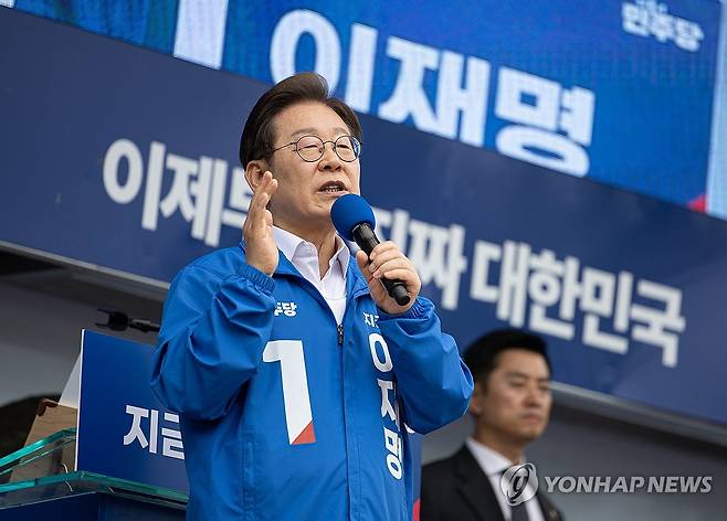 이재명 후보 (군산=연합뉴스) 황광모 기자 = 더불어민주당 이재명 대선후보가 16일 전북 군산시 구 시청광장에서 열린 유세에서 지지를 호소하는 연설을 하고 있다. 2025.5.16 [공동취재] hkmpooh@yna.co.kr