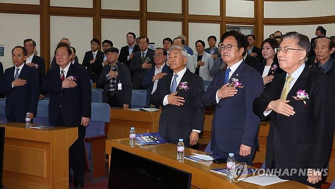 민추협 40주년 기념식에 모인 여야 정치인들 (서울=연합뉴스) 김주성 기자 = 국민의힘 추경호 원내대표와 더불어민주당 우원식 의원 등 여야 정치인들이 22일 오전 서울 여의도 국회 의원회관에서 열린 '민주화추진협의회'(민추협) 결성 40주년 기념식에서 국기에 경례하고 있다. 2024.5.22 utzza@yna.co.kr