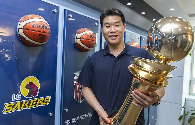 프로농구 창원 LG 28년 만의 우승 이끈 조상현 감독 (서울=연합뉴스) 황광모 기자 = 프로농구 창원 LG의 28년 만의 우승을 이끈 조상현 감독이 21일 서울 강남구 KBL에서 연합뉴스와 가진 인터뷰에 앞서 KBL 우승 트로피를 들고 밝게 웃고 있다. 2025.5.21 hkmpooh@yna.co.kr