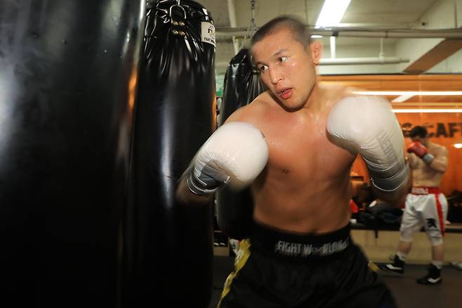 훈련 중인 최시로  (서울=연합뉴스) 류효림 기자 = WBA 아시아 챔피언 최시로가 20일 서울 강남구 FW1 복싱클럽에서 연합뉴스와 인터뷰 뒤 훈련하고 있다. 2025.5.20 
 ryousanta@yna.co.kr