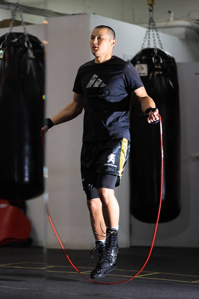줄넘기하는 최시로  (서울=연합뉴스) 류효림 기자 = WBA 아시아 챔피언 최시로가 20일 서울 강남구 FW1 복싱클럽에서 연합뉴스와 인터뷰 뒤 훈련하고 있다. 2025.5.20 
 ryousanta@yna.co.kr