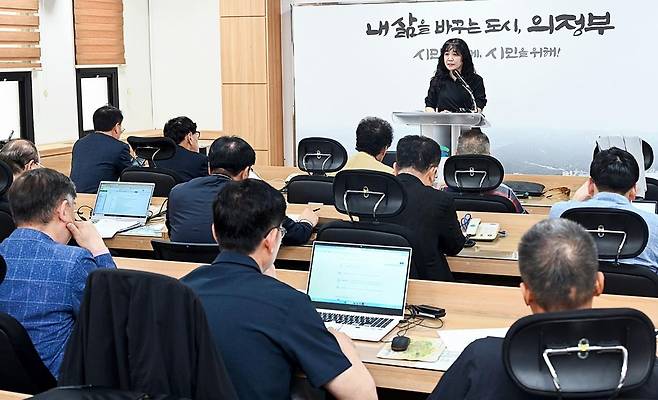 소각장 추진 경과 설명하는 의정부시 국장 (의정부=연합뉴스) 경기 의정부시 환경자원국장이 21일 시청에서 기자 간담회를 열고 논란이 된 자일동 소각장 추진 경과를 설명하고 있다. 2025.5.21 [의정부시 제공. 재판매 및 DB 금지]