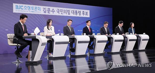 발언하는 김문수 대선 후보 (서울=연합뉴스) 21일 국민의힘 김문수 대선 후보(가운데)가 경기 고양시 MBN 미디어센터에서 열린 한국방송기자클럽 대선 후보 초청 토론회에서 발언하고 있다. 2025.5.21 [국회사진기자단] photo@yna.co.kr