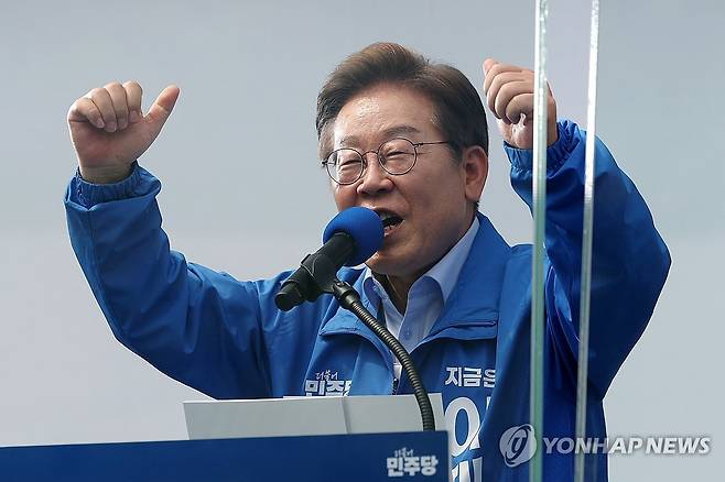 인천 시민에게 지지 호소하는 이재명 후보 (인천=연합뉴스) 김주성 기자 = 더불어민주당 이재명 대선 후보가 21일 인천광역시 부평역 북광장에서 열린 집중유세에서 인천 시민들에게 지지를 호소하고 있다. 2025.5.21 [공동취재] utzza@yna.co.kr