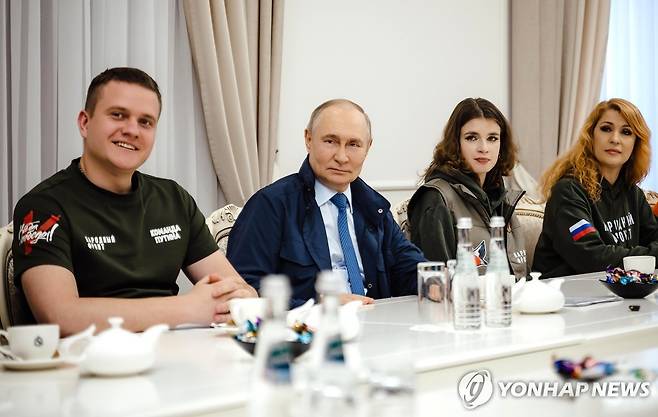 쿠르스크 방문해 지역 자원봉사자들과 만난 푸틴 [타스/러시아 대통령실 제공 연합뉴스. 재판매 및 DB 금지]