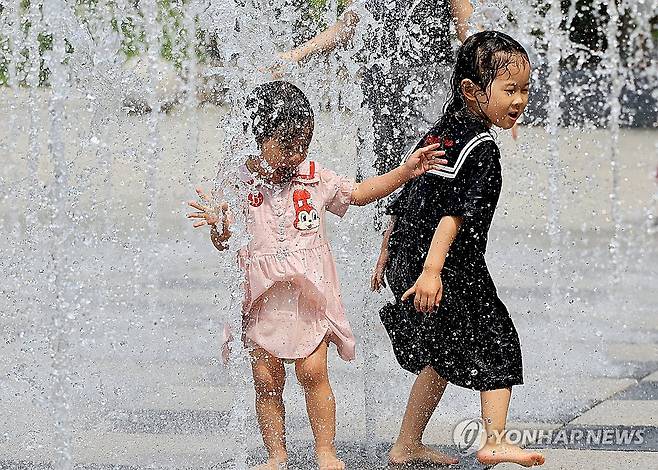 덥고 습한 날씨... (서울=연합뉴스) 최재구 기자 = 덥고 습한 공기 유입으로 찜통더위가 찾아온 21일 서울 성동구 서울숲에서 어린이들이 분수 물줄기에 즐거워하고 있다. 2025.5.21 jjaeck9@yna.co.kr