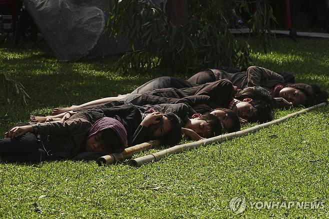 캄보디아, 크메르루주 대학살 50주년 추모 공연 20일(현지시간) 캄보디아 쩡액에서 열린 크메르 루주 공산주의 정권의 대학살 50주년 추모 행사에서 학생 배우들이 크메르 루주의 학살 만행을 재연하는 모습. 2025.05.21
[AP 연합뉴스 자료사진. 재판매 및 DB 금지]