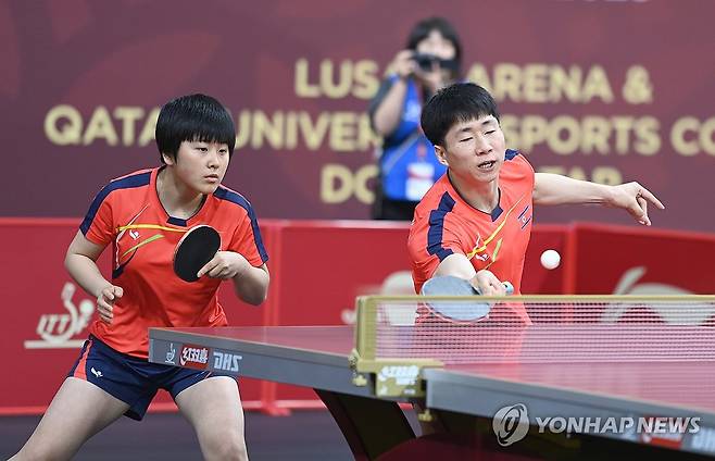 세계탁구선수권 혼합복식에 나선 북한의 김금영(왼쪽) [대한탁구협회 제공. 재판매 및 DB 금지]