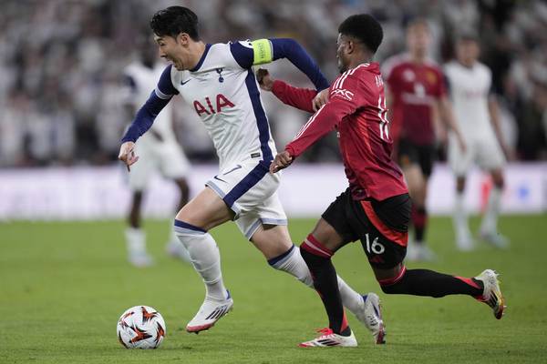 잉글랜드 프리미어리그 토트넘 홋스퍼 손흥민이 22일(한국시간) 열린 2024-2025 유럽축구연맹(UEFA) 유로파리그(UEL) 결승전에서 맨체스터 유나이티드 수비수를 피해 공격하고 있다./AP=연합뉴스
