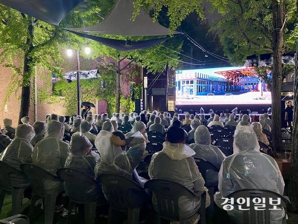 지난 16일 오후 인천아트플랫폼 야외 광장에서 제13회 디아스포라영화제 개막작 ‘국도 7호선’이 상영되고 있는 가운데 빗속임에도 불구하고 관객들이 객석을 가득 메우고 있다. 2025.5.16 /박경호기자 pkhh@kyeongin.com
