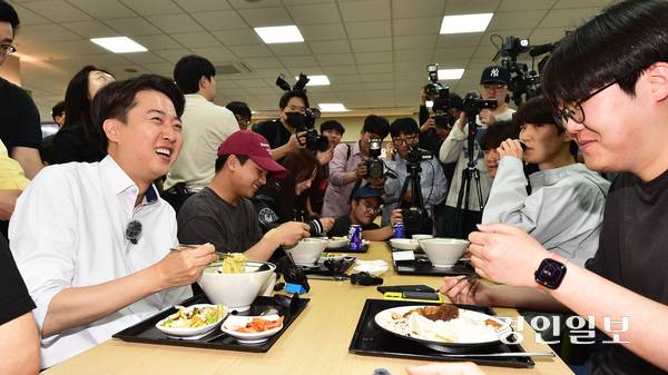 개혁신당 이준석 대선 후보가 22일 오전 인천시 미추홀구 인하대학교에서  ‘학식먹자 이준석’ 행사를 하고 있다. 2025.5.22 /조재현기자 jhc@kyeongin.com