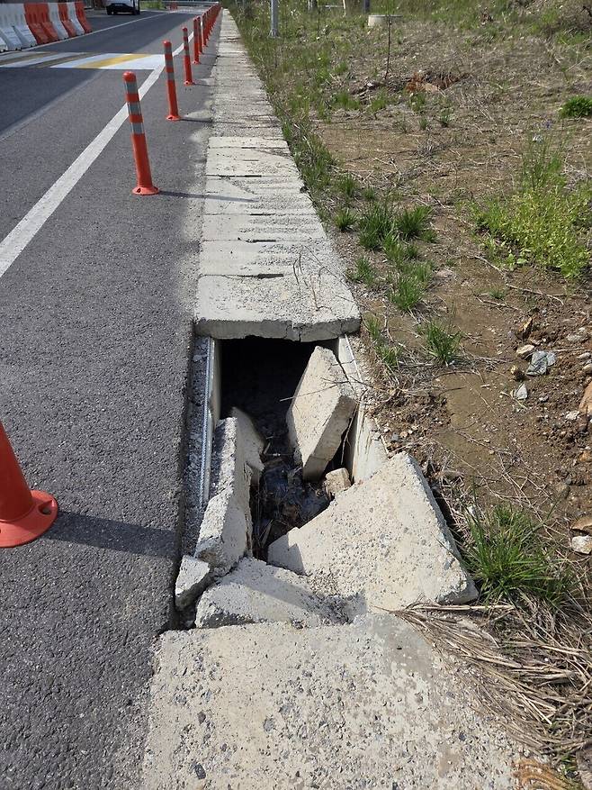 ▲ 휴게소 내 도로의 우수로 덮개가 파손됐지만 방치돼 안전사고의 위험이 발생하고 있다.