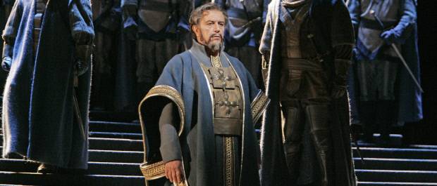 베르디의 오페라 ‘시칠리아섬의 저녁기도’ 공연 중 몽포르테 역의 바리톤 레오 누치.  출처 뉴욕메트로폴리탄 오페라극장