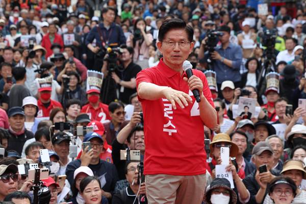 국민의힘 김문수 대선후보가 22일 경기도 광명시 철산로데오거리에서 열린 유세에 참석해 지지를 호소하고 있다. 연합뉴스