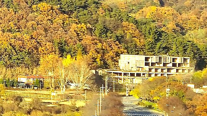 대구 달성군 논공읍 하리 마을 입구에 있는 ‘구 약산온천 호텔’ 인근의 모습. 왼쪽 건물은 폐교된 논공초등학교. /최상진기자