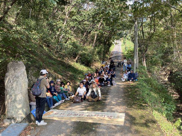 요산김정한기념사업회는 정부 공모에 당선된 인문학과 문학 프로그램을 진행한다. 사진은 요산 김정한 문학기행 모습. 부산일보 DB