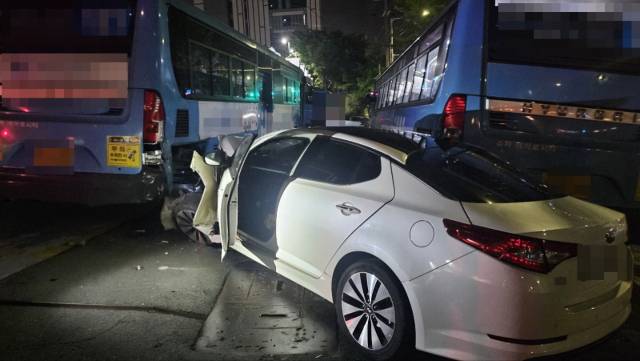 지난 19일 경찰 추격을 피해 달아나다 시내버스를 들이받은 음주 의심 차량. 북부경찰서 제공
