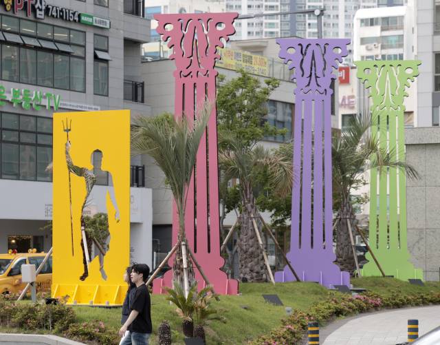 지그재그아트센터 야외에 전시 중인 소스노의 ‘포세이돈’(노란색)과 모야의 코린트식 기둥. 정대현 기자 jhyun@