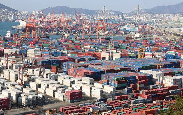 부산항 신선대·감만·신감만부두에 수출입 화물이 쌓여있는 모습. 연합뉴스