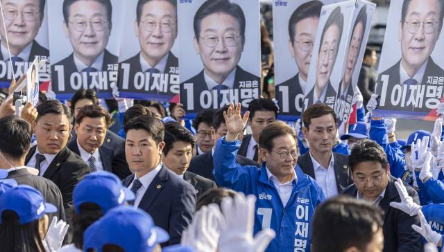 더불어민주당 이재명 대선후보가 14일 경남 통영시 강구안 문화마당에서 열린 유세에 입장하고 있다. 연합뉴스