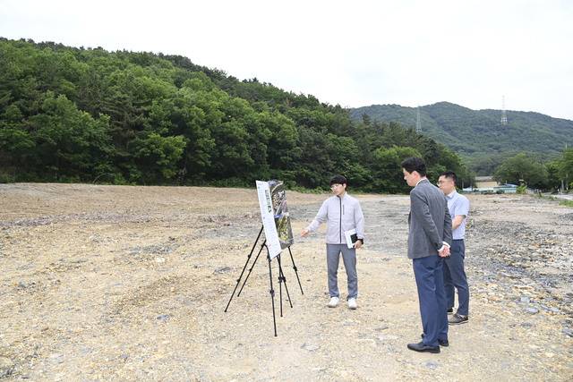 최재훈 달성군수가 지난 15일 철거 완료된 현장을 방문해 최종 점검하고 직원들을 격려했다. 달성군 제공