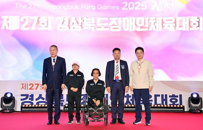23일 김천실내체육관에서 열린'제27회 경북도장애인체육대회 개막식'에서 선수·심판대표가 선서3일 김천실내체육관에서 열린'제27회 경북도장애인체육대회 개막식'에서 선수·심판대표가 선수단 선서를 한 뒤 기념 촬영을 하고 있다. 경북도 제공
