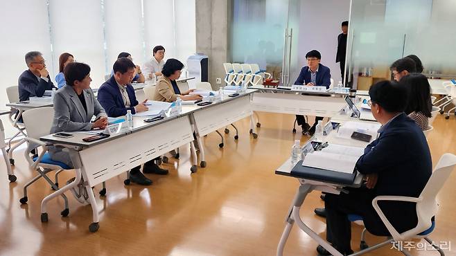 제주특별자치도 통합물관리위원회 지하수관리분과위원회는 22일 오후 2시 제주문학관 3층 세미나실에서 '한국공항 먹는샘물 증량 신청' 심사 결과 증산에 조건부 동의했다. ⓒ제주의소리