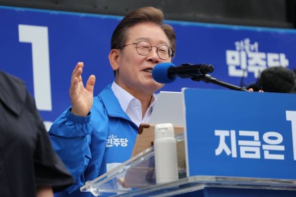 이재명 더불어민주당 대선 후보가 22일 공식 선거운동기간에 처음으로 제주를 방문한 가운데, 제주시 동문로터리에서 집중 유세 펼치며 제주도민에게 지지를 호소했다. 고봉수 기자