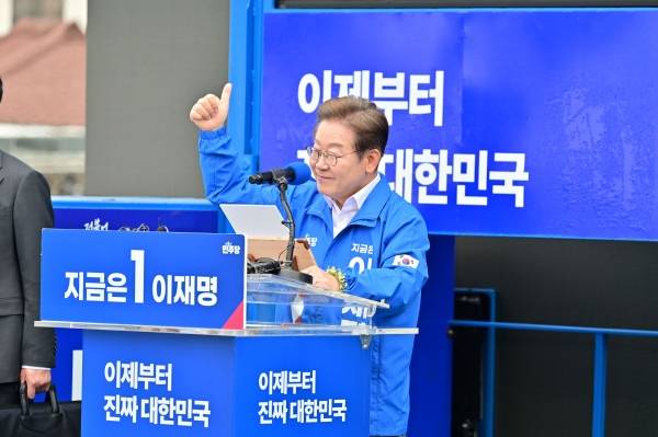 22일 이재명 더불어민주당 대선 후보가 공식 선거기간에 처음으로 제주을 방문한 가운데 제주도민을 상대로 연설을 하고 있다. 고봉수 기자