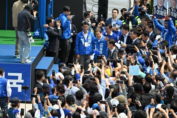 22일 제주시 동문로터리에서 열린 이재명 더불어민주당 대선 후보 유세 현장에서 도민 유권자들이 연단에 오르는 이 후보의 모습을 찍고 있다. 고봉수 기자