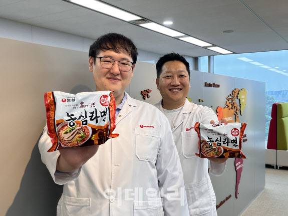 박홍엽(좌) 농심 면개발팀 선임, 김동민(우) 스프개발1팀 책임 (사진=농심)