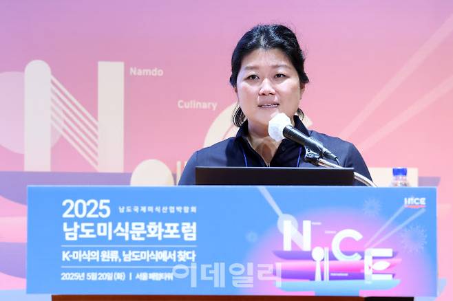 지난 20일 열린 ‘2025 남도미식문화포럼’에서 발표자로 나서 김혜준컴퍼니의 김혜준 대표. 이날 김 대표는 K-푸드의 세계화를 단순한 유행이 아닌, ‘문화적 시스템’으로 전환해야 할 시점이라고 강조했다. 특히 그는 자신이 직접 브랜딩을 맡은 뉴욕의 레스토랑 ‘주옥’의 글로벌 진출 사례를 예로 들며 한식의 본질과 지역 정체성, 그리고 해외 무대에서의 실질적 전략을 풀어냈다.(사진=한국미식관광협회)