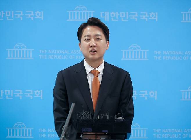 개혁신당 이준석 대선 후보가 22일 서울 여의도 국회 소통관에서 국민의힘 김문수 대선 후보와의 단일화 요구에 대한 입장 발표 기자회견을 마친 뒤 취재진 질문에 답하고 있다.(사진=연합뉴스)