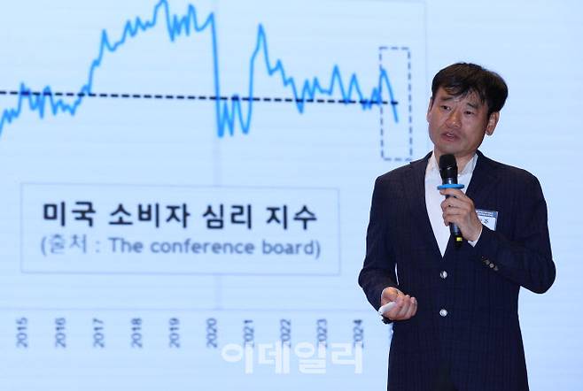 [이데일리 노진환 기자] 이데일리 부동산 정책 포럼 및 2025 돈이 보이는 창 콘서트가 22일 서울 영등포구 여의도 한국거래소 컨퍼런스홀에서 열렸다. 김학주 리서치 대표가 ‘달러, 금, 코인 가운데 무엇을 사야 하나?’를 주제로 강연하고 있다.