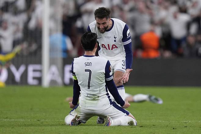 22일 맨체스터 유나이티드와 유로파리그 결승전에서 승리한 뒤 우승이 확정되자 기뻐하는 토트넘 홋스퍼의 손흥민(7번)