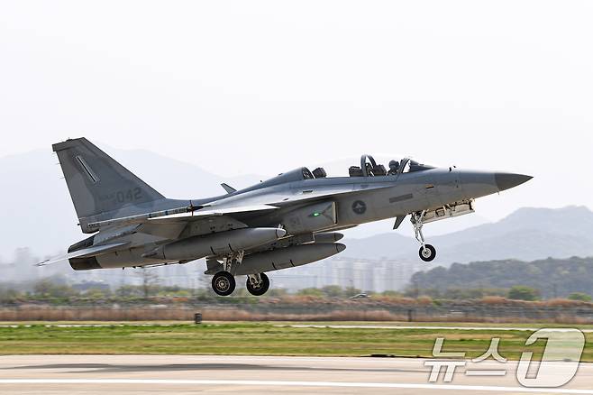 이륙하고 있는 FA-50. (공군 제공. 재판매 및 DB 금지) 2025.4.18/뉴스1 ⓒ News1 이연주 기자