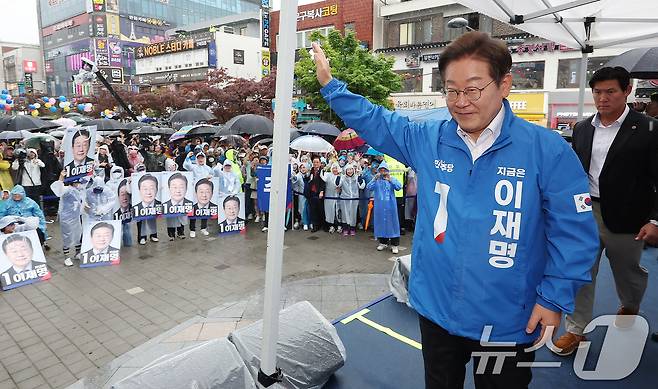 이재명 더불어민주당 대통령 후보가 지난 16일 오후 전북 전주시 전북대학교 앞에서 연설을 마친 후 시민들에게 인사하고 있다. (공동취재) 2025.5.16/뉴스1 ⓒ News1 이재명 기자