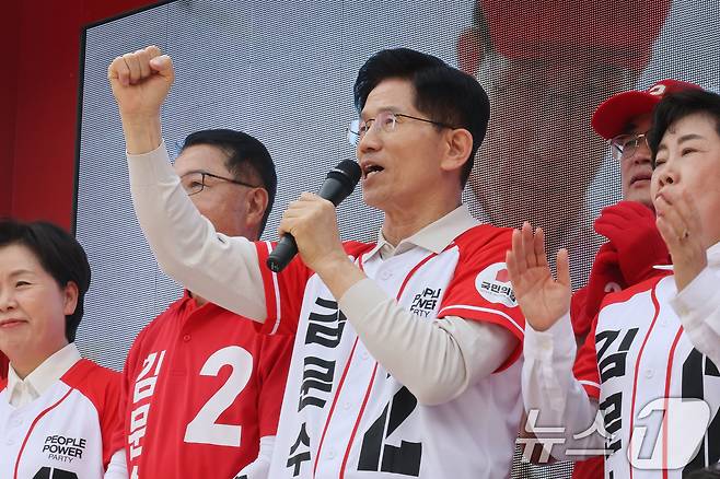 김문수 국민의힘 대통령 후보가 지난 17일 오후 전북 전주시 완산구 한옥마을 거리에서 가진 유세에서 시민들에게 지지를 호소하고 있다. 2025.5.17/뉴스1 ⓒ News1 이광호 기자