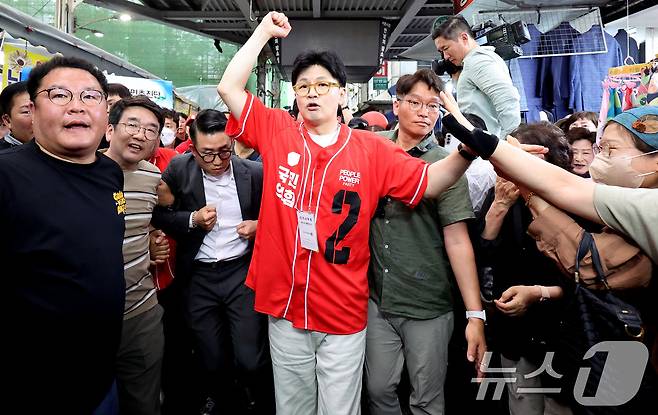 한동훈 국민의힘 전 대표가 21일 오후 대구 중구 서문시장을 찾아 김문수 국민의힘 대통령 후보 지원 유세를 하고 있다. 힌  전 대표가 입은 선거복에는 기호 2번만 새겨진 채 김문수 후보 이름이 빠져있다.  2025.5.21/뉴스1 ⓒ News1 공정식 기자