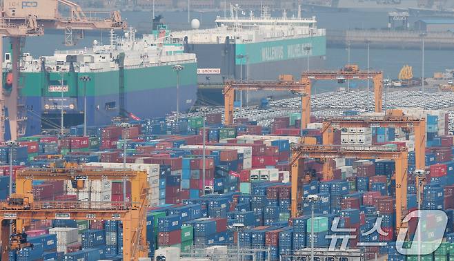 24일 경기 평택시 포승읍 평택항 수출 야적장에 컨테이너들이 쌓여있다. 2025.4.24/뉴스1 ⓒ News1 김영운 기자