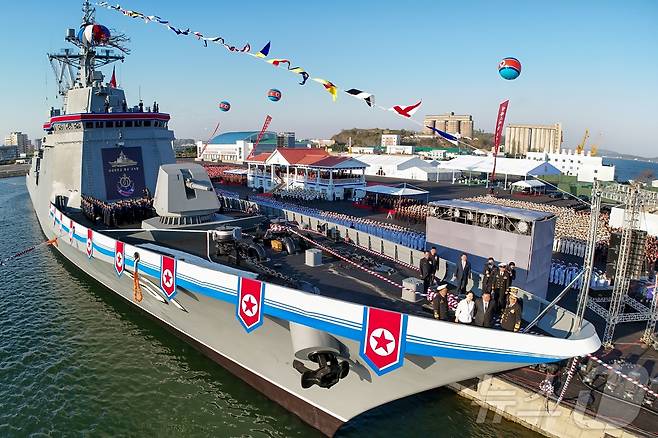 (평양 노동신문=뉴스1) = 북한의 5000톤급(최현급) 신형 구축함. [국내에서만 사용가능. 재배포 금지. DB 금지. For Use Only in the Republic of Korea. Redistribution Prohibited] rodongphoto@news1.kr